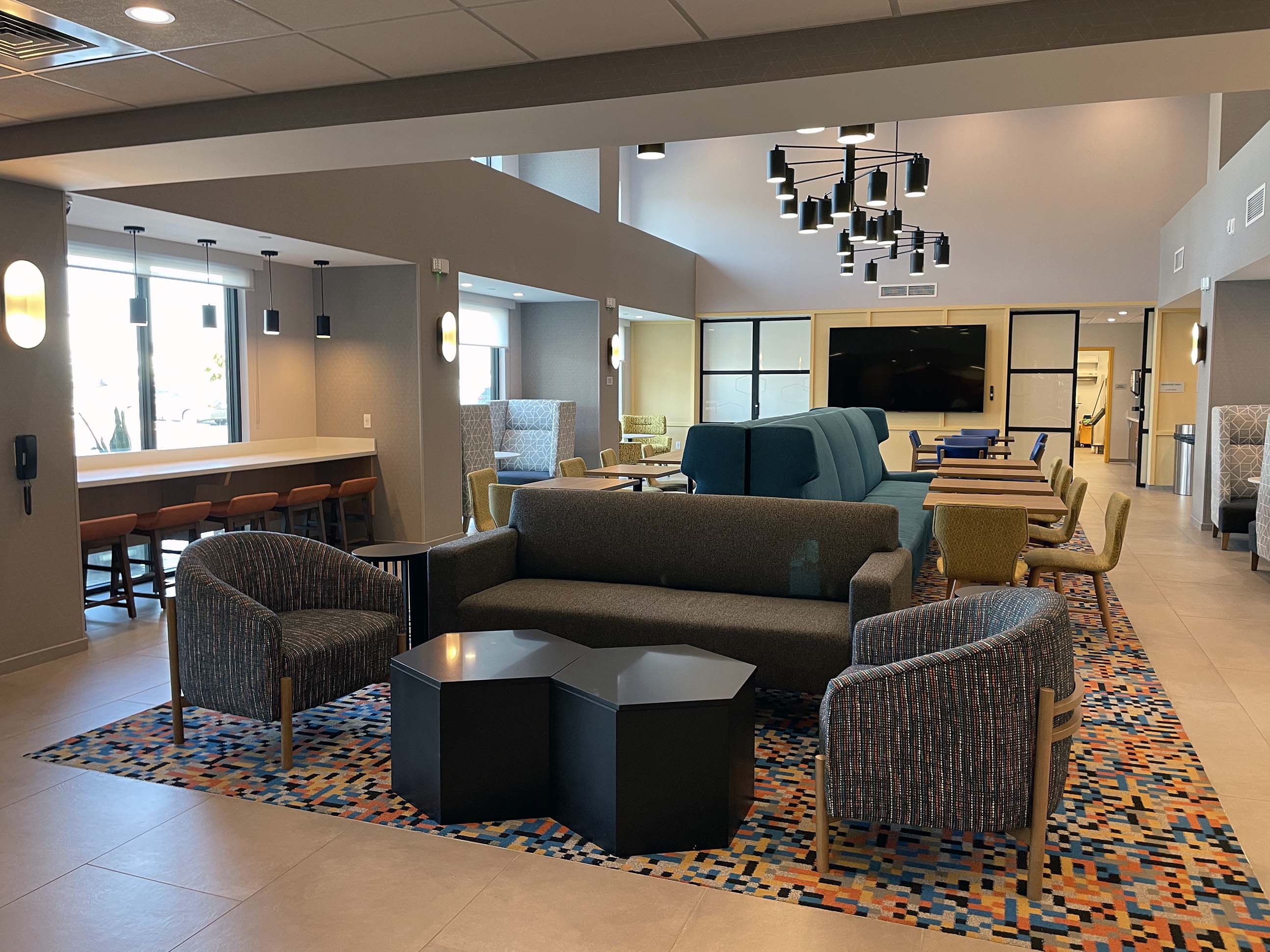 hampton-inn-corona-lobby